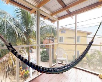 Inviting Renovated Cabana w/ WiFi - Walk to Shops, Restaurants, and the Beach - Placencia - Balcony
