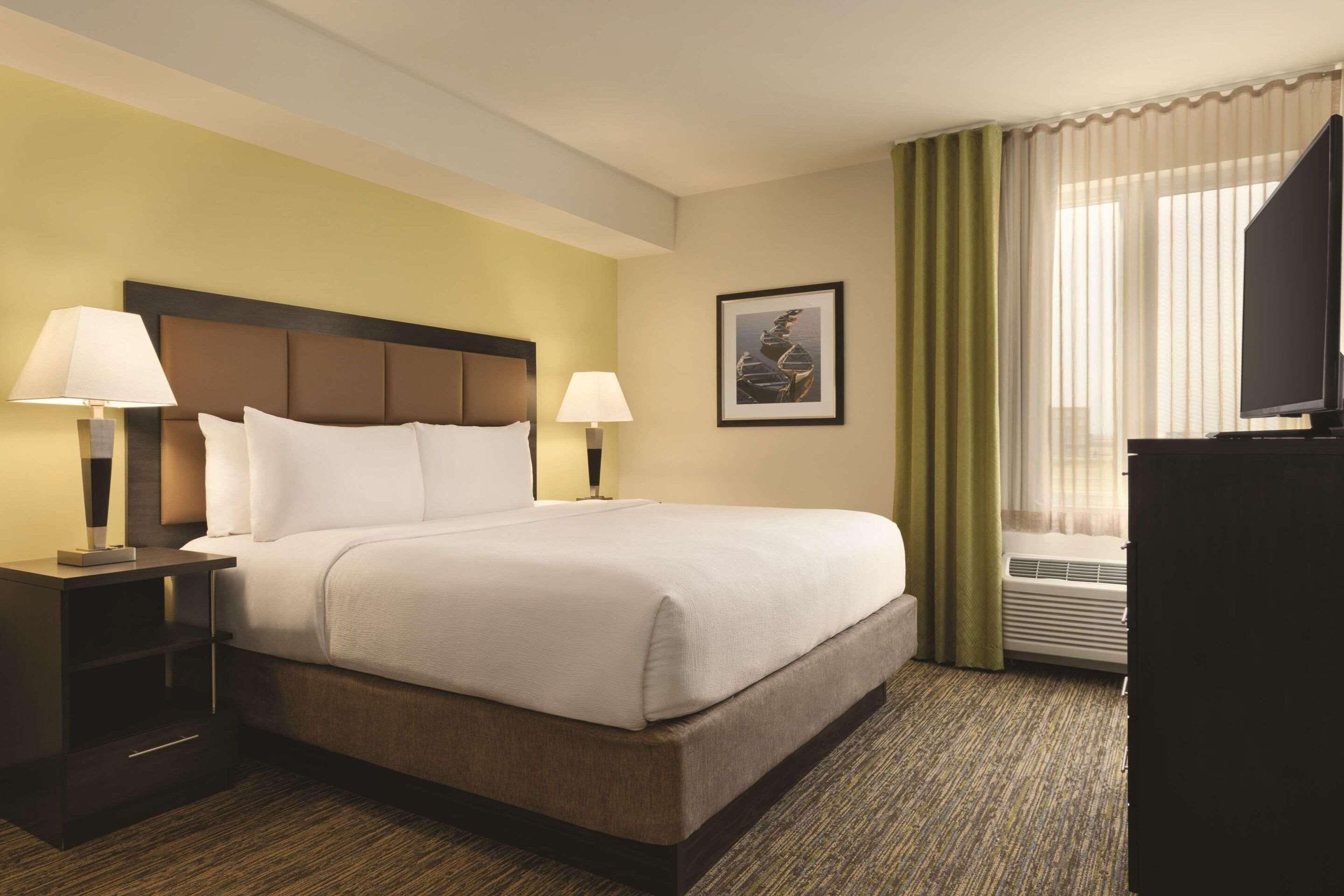 Park Inn by Radisson, Calgary Airport North, AB thumbnail 3