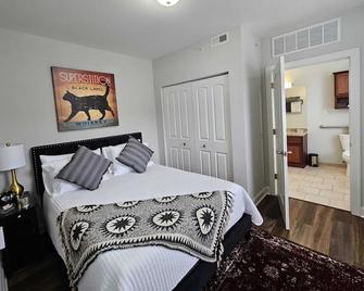 Stay at the Historic Inman - Champaign - Bedroom