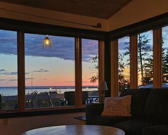 20 3rd Ave., West and first Street.Great harbor view Right in the heart of town. - Grand Marais - Living room