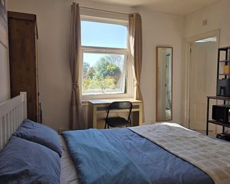 Self contained Flat & Large Ensuite Rooms RG2 Near Town Centre & Hospital - Reading - Bedroom