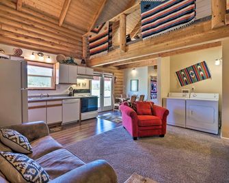 Cabin w/ Fire Pit, Views & BBQ: 18 Mi to Moab! - Moab - Living room