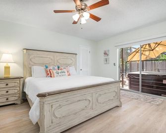 Swaying Palms! Coastal home with amazing pool just a short drive from Anna Maria Island! - Bradenton - Schlafzimmer