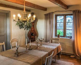 In an idyllic location in the Skåne countryside, this charming vacation home welcomes you. - Köpingebro - Comedor