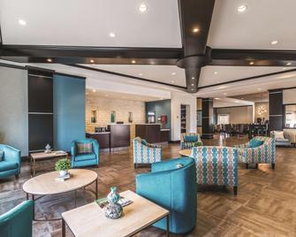 La Quinta Inn & Suites by Wyndham Dallas Grand Prairie South - Grand Prairie - Area lounge