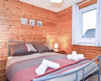 Well appointed self catering lodge set in idyllic Scottish Highland countryside. - Ballindalloch - Bedroom
