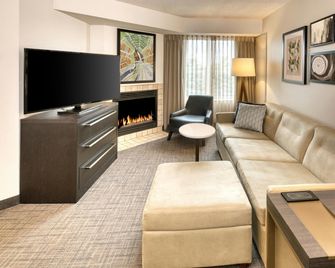 Residence Inn by Marriott Whitby - Whitby - Obývací pokoj