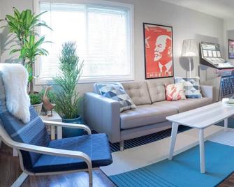 Rad 1960s 2br. New Inside. Near Downtown Tacoma - Tacoma - Living room