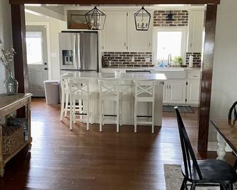 Hilltop Home with views and covered deck - 6 miles to U of A - Farmington - Restaurant