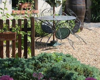 Luxury B&b, Near Saumur, In 18thc Former Wine Estate, Heated Pool - Brion - Patio