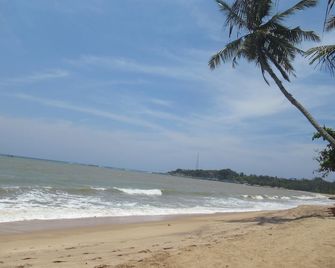 Sand Bank Hotel & Restaurant - Tangalla - Beach