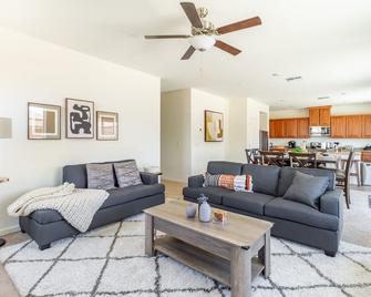Voyage on to your minimalistic getaway - Linda - Living room