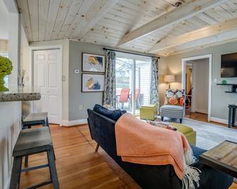 Keuka Park Charmer - walk to the lake! - Keuka Park - Living room