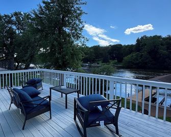 Waterfront Private Dock Two Suites - Algonquin - Balcony