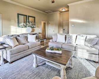 Elegant Vacation Rental w/ Private Yard! - Springdale - Sala de estar