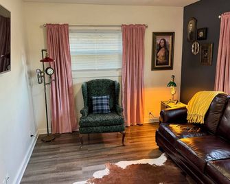 Charming 1-bedroom cottage in Covington with AC - Covington