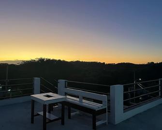 Relaxing rooms & roof deck. 5-10mins away from the town and beach. - Negril - Parveke