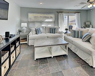 Regency Cabanas by Southern Vacation Rentals - Pensacola Beach - Living room