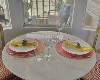 Tiny Home and Gem Of The Desert with Mineral Hot Springs - Desert Hot Springs - Dining room