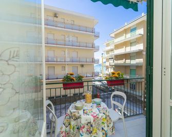 لا كاسا دي أورورا - مايوري - شرفة