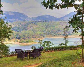 house 2minute from sea .12 minute to Hikkaduwa sea food surfing river safari - Galle - Patio