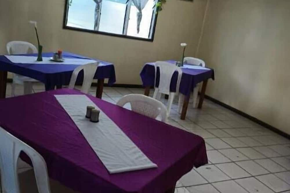 9 Bedroom 2 Bathroom Home - Goroka - Restaurant