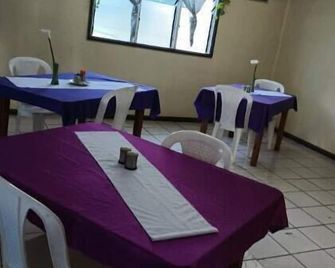 9 Bedroom 2 Bathroom Home - Goroka - Restaurant