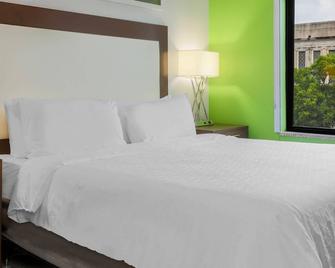 Holiday Inn Express Hotel & Suites Fort Worth Downtown, An IHG Hotel - Fort Worth - Bedroom