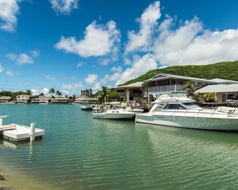 Marina front, private pool AND A/C! Available for Spring Break! - Honolulu - Outdoors view