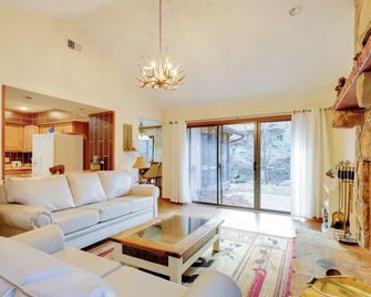 Hot Tub and Fire Pit Creekside Gatlinburg Getaway! - Gatlinburg - Living room