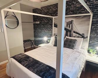 Detroit Global Getaway - Renovated 3BR House Near Airport - Minutes from Detroit - Taylor - Bedroom
