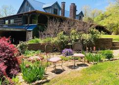 Secluded Estate Sleeps 8 with 1 acre fishing pond - Mount Pleasant - Patio