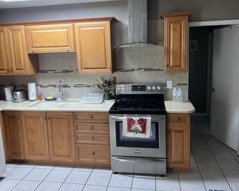 Sunny Apartments a block from Warm Mineral Springs. Unit 3 - Warm Mineral Springs - Cuisine