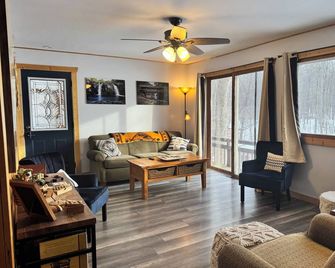 Charming 2-bedroom cottage with WiFi, AC on quiet lake on trails with kayaks. - Birchwood - Sala de estar