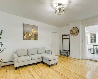 Nyc Area Apartment On Hudson River! - Hastings on Hudson - Living room