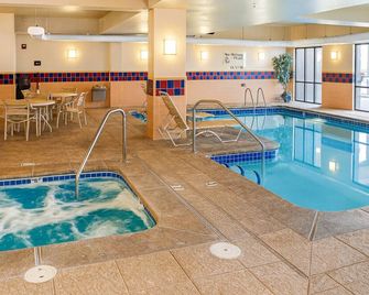 Explore the Grand Canyon: Kingman Suite w/ 2 Beds | Indoor Pool & Near Downtown - Kingman - Piscina