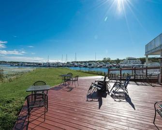 Relax on White Lake at Peninsula Point - Montague - Patio