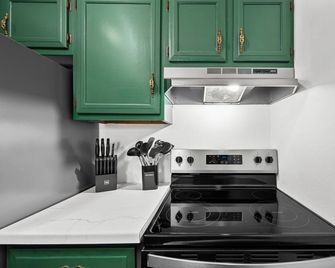 Enjoyable 1-bedroom apartment with AC in charming Le Claire - Le Claire - Kitchen