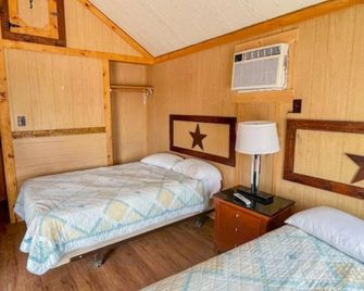 그랜드 이글 포드 로지 - 틸덴 - 침실