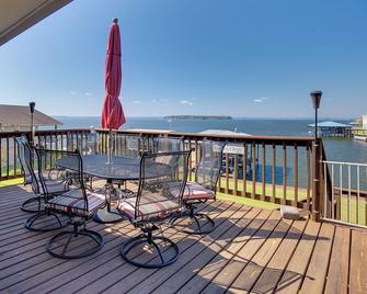 Spacious Livingston Home w/ Private Boat Dock - Livingston - Balcony