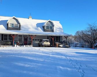 Quiet lower level apartment in farm-like setting. - Charlotte - Building