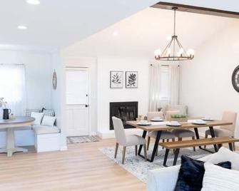 Beautiful Home. W/Hot Tub. Open Floor Plan. - Taylors - Restaurant