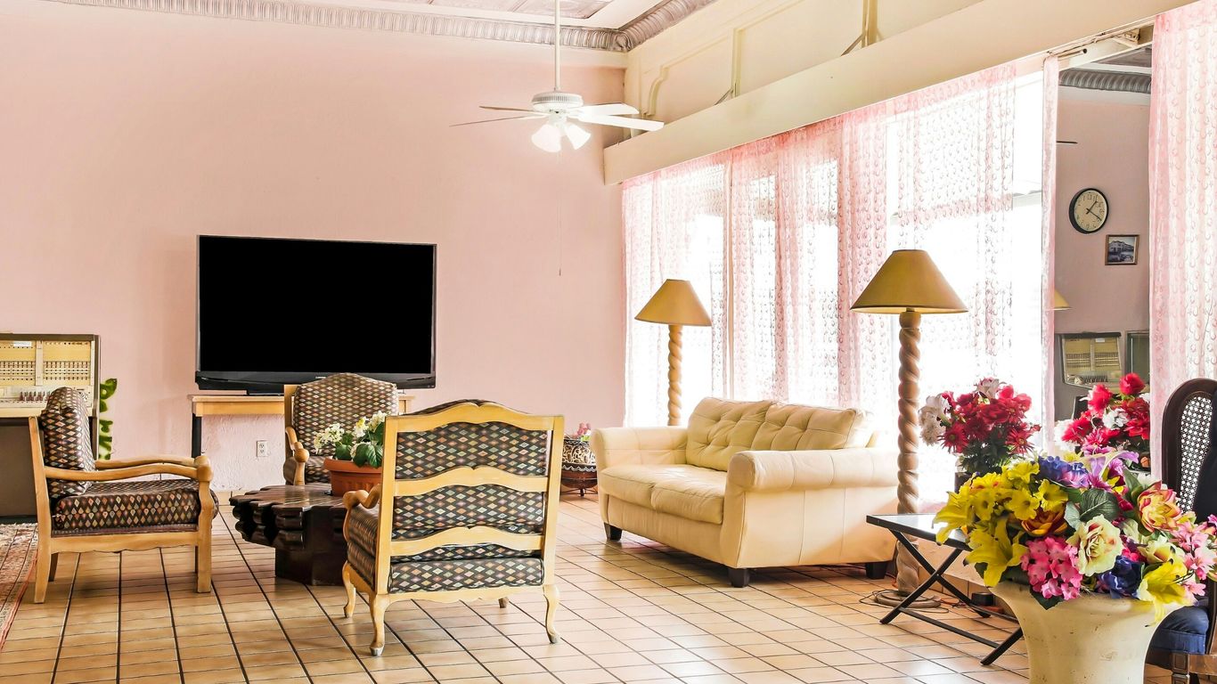 OYO Historic Cameron Hotel Brownsville I-69E