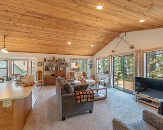 Walk to the lake. Large family home - Tahoe Vista - Living room