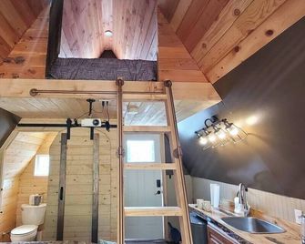 Farmhouse cabin on 33 acre farm - Пауелл Рівер