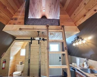 Mushroom theme cabin on 33 Acre Farm - Brew Bay