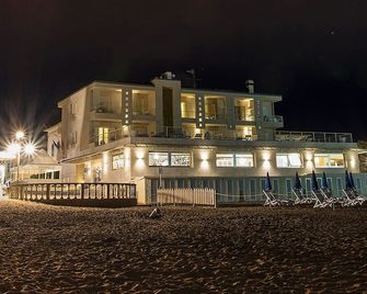 Hotel Alta La Vista - Marina di Castagneto - Bâtiment