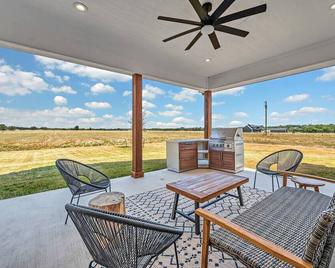 New Luxury Texas Farmhouse - Bellmead - Патіо