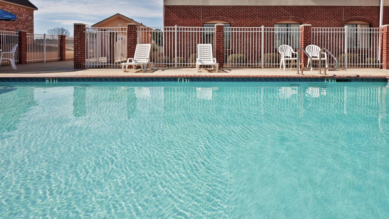 Holiday Inn Express & Suites Forest