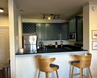 Houndstooth Heaven - half mile from Bryant Denny Stadium - Tuscaloosa - Kitchen